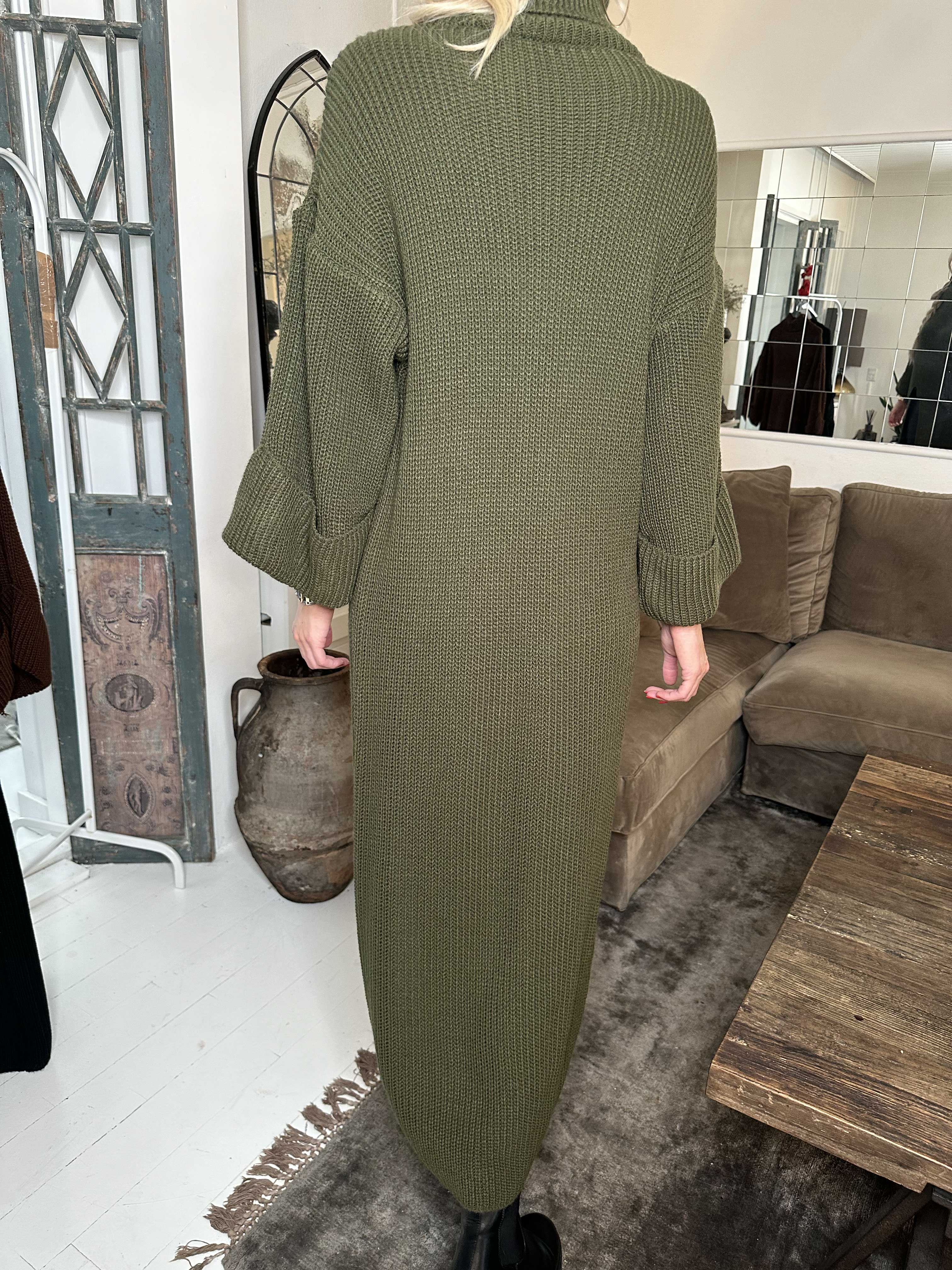 Alba - Lång stickad klänning med hög hals och hög slits framtill